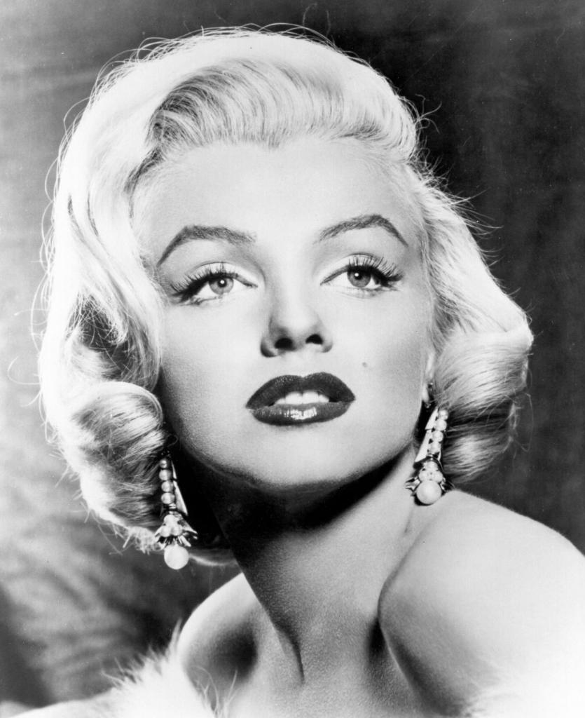 Monroe azcendense az Oroszl&aacute;n jegy&eacute;be esik